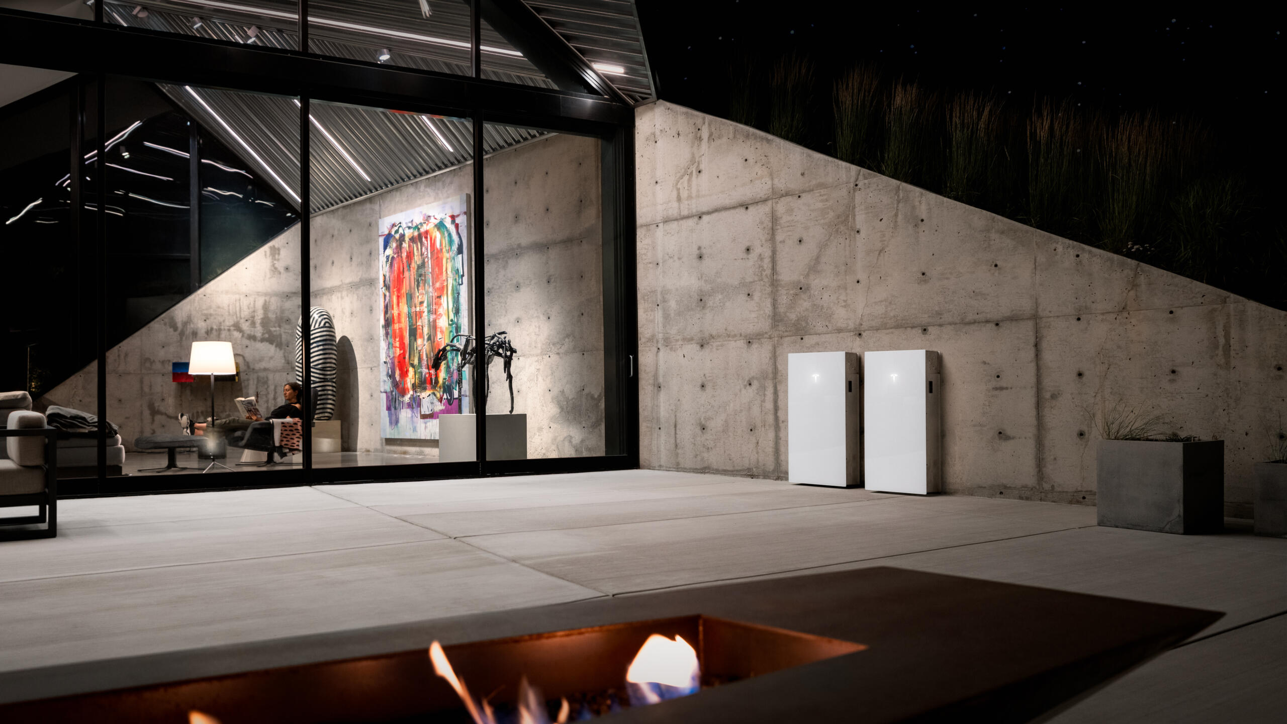 テスラのパワーウォール蓄電池の評判は？設置費用や導入メリットを詳しく解説